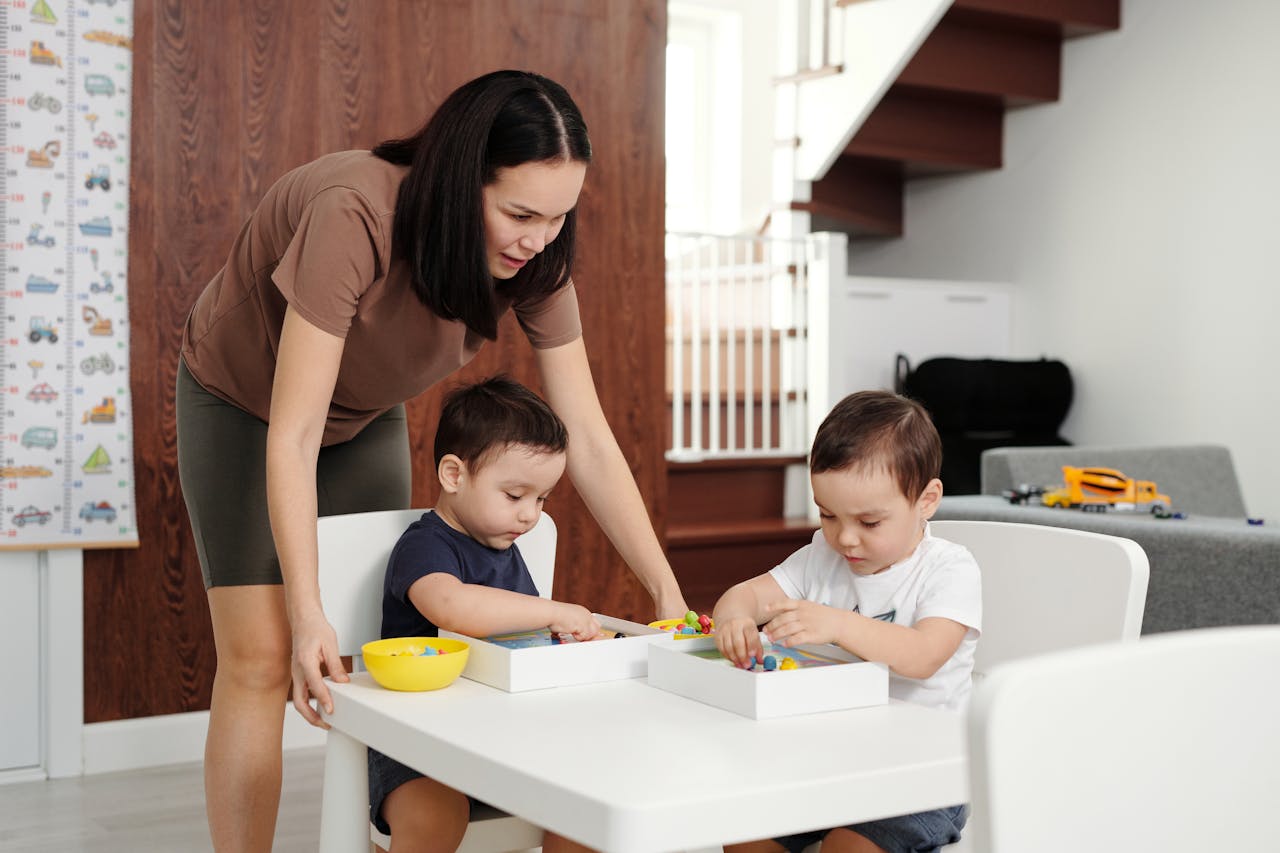 🔑 How to Start Homeschooling — Step-by-Step (for absolute beginners) Mother spending quality time playing and learning with her kids indoors.
